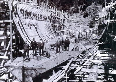 Il traghetto rompighiaccio SS Baikal parzialmente inquadrato durante la riedificazione in Russia, 1896 da English Photographer